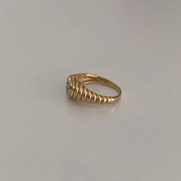 Vintage 14K Yellow Gold Heart Ring w/ Trio of Diamonds set in White Gold - Picture 3 of 9